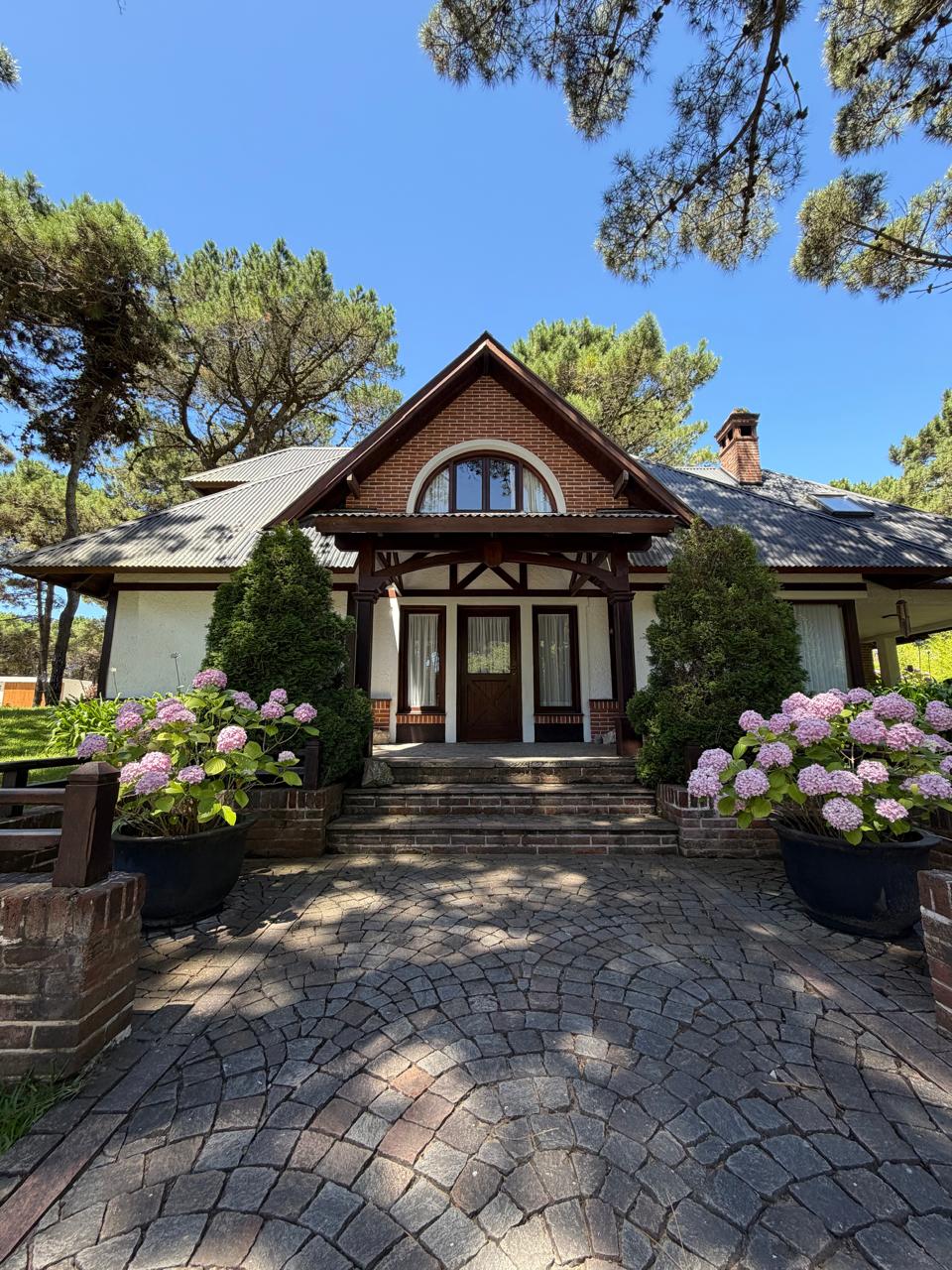 CASA BARRIO CERRADO - 3 DORM - SOLO ADULTOS